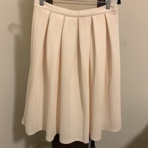 Storee chevron texture midi pleated skirt in cream color size Medium